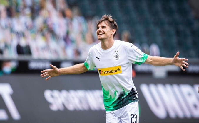 Sport Themen der Woche KW26 Borussia Moenchengladbach - Hertha BSC Berlin, 27.06.2020 Jonas Hofmann (Bor. Moenchengladbach) (23) schiesst das 1:0 Tor und jubelt ausgelassen. 27.06.2020, Fussball, 1. Bundesliga, Saison 2019 20, 34. Spieltag, Borussia Moenchengladbach - Hertha BSC Berlin, Foto: MORITZ MUELLER POOL Only for Editorial use DFL DFB regulations prohibit any use of photographs as image sequences and or quasi-video. Editorial Use ONLY, National and International News Agencies OUT