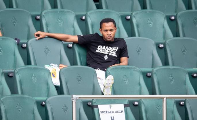 Borussia Moenchengladbach - Hertha BSC Berlin, 27.06.2020 Letztes Spiel Raffael (Bor. Moenchengladbach) sitzend auf der Tribüne. 27.06.2020, Fussball, 1. Bundesliga, Saison 2019 20, 34. Spieltag, Borussia Moenchengladbach - Hertha BSC Berlin, Foto: MORITZ MUELLER POOL Only for Editorial use Moenchengladbach NRW Deutschland