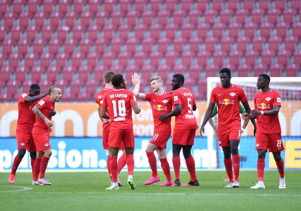 Fussball 1:2 Tor, Jubel Leipzig, v.l. Angelino, Marcel Halstenberg, Christopher Nkunku, Torschuetze Timo Werner, Dayot Upamecano, Ibrahima Konate, Nordi Mukiele Augsburg, 27.06.2020, Fussball Bundesliga, FC Augsburg - RB Leipzig Augsburg *** Soccer 1 2 goal, cheering Leipzig, from l Angelino, Marcel Halstenberg, Christopher Nkunku, scorers Timo Werner, Dayot Upamecano, Ibrahima Konate, Nordi Mukiele Augsburg, 27 06 2020, Bundesliga Soccer, FC Augsburg RB Leipzig Augsburg Poolfoto Preiss Witters Pool Witters EDITORIAL USE ONLY --- DFL regulations prohibit any use of photographs as image sequences and or quasi-video - only for editorial use ---