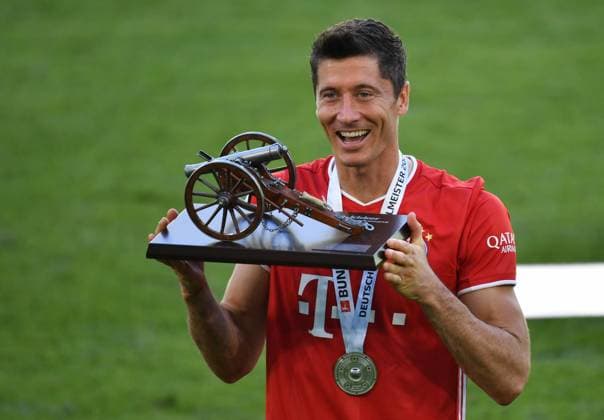 Bilder des Jahres 2020, Sport 06 Juni Sport Themen der Woche KW26 Sport Bilder des Tages 1.German Football League VFL WOLFSBURG - FC BAYERN MUENCHEN 0-4 Wolfsburg, Germany, 27 th June 2020, Winners ceremony after the match: Its the 30 th championship title for FCB. Robert LEWANDOWSKI, FCB 9 gets the top scorer cannon as the season s top scorer at the 1.Bundesliga match VFL WOLFSBURG - FC BAYERN MUENCHEN 0-4 in season 2019 2020 am matchday 34. FCB Foto: Frank Hoermann Sven Simon Pool via Peter Schatz - DFL REGULATIONS PROHIBIT ANY USE OF PHOTOGRAPHS as IMAGE SEQUENCES and or QUASI-VIDEO - National and international News-Agencies OUT Editorial Use ONLY Wolfsburg Volkswagen Arena Niedersachsen Germany *** 1 German Football League VFL WOLFSBURG FC BAYERN MUENCHEN 0 4 Wolfsburg, Germany, 27 th June 2020, Winners ceremony after the match Its the 30 th championship title for FCB Robert LEWANDOWSKI, FCB 9 gets the top scorer cannon as the season s top scorer at the 1 Bundesliga match VFL WOLFSBURG FC BAYERN MUENCHEN 0 4 in season 2019 2020 am matchday 34 FCB Foto Frank Hoermann Sven Simon Pool via Peter Schatz DFL REGULATIONS PROHIBIT ANY USE OF PHOTOGRAPHS as IMAGE SEQUENCES and or QUASI VIDEO National and international News Agencies OUT Editorial Use ONLY Wolfsburg Volkswagen Arena Niedersachsen Germany Poolfoto Frank Hoermann Sven Simon Pool via Peter Schatz ,EDITORIAL USE ONLY