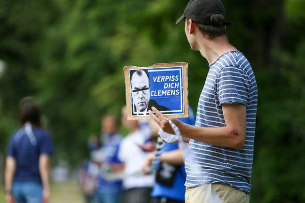 Bilder des Jahres 2020, Sport 06 Juni Sport Themen der Woche KW26 Sport Bilder des Tages 27.06.2020, Fussball, Saison 2019 2020, Bundesliga, FC Schalke 04, Demonstration der Fans des FC Schalke 04 gegen den Aufsichtsratsvorsitzenden Clemens Tönnies auf dem Vereinsgelände. Gelsenkirchen Geschäftsstelle FC Schalke 04 NRW Deutschland. Foto: RHR-FOTO Pool *** 27 06 2020, Football, Season 2019 2020, Bundesliga, FC Schalke 04, Demonstration of the fans of FC Schalke 04 against the chairman of the supervisory board Clemens Tönnies on the club grounds Gelsenkirchen Office FC Schalke 04 NRW Germany Poolfoto RHR-FOTO EDITORIAL USE ONLY --- DFL regulations prohibit any use of photographs as image sequences and or quasi-video - only for editorial use