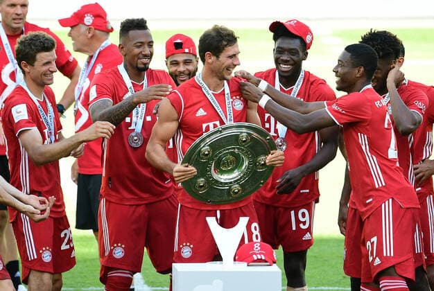 Bilder des Jahres 2020, Sport 06 Juni Sport Themen der Woche KW26 Sport Bilder des Tages Fussball Deutscher Meister 2020, FC Bayern Muenchen v.l. Thomas Mueller, Jerome Boateng, Serge Gnabry, Leon Goretzka mit Meisterschale, Alphonso Davies, David Alaba, Kingsley Coman Wolfsburg, 27.06.2020, Fussball Bundesliga, VfL Wolfsburg - FC Bayern Muenchen 0:4 Wolfsburg DFL REGULATIONS PROHIBIT ANY USE OF PHOTOGRAPHS AS IMAGE SEQUENCES AND OR QUASI VIDEO *** Soccer German Champion 2020, FC Bayern Muenchen v l Thomas Mueller, Jerome Boateng, Serge Gnabry, Leon Goretzka with champions cup, Alphonso Davies, David Alaba, Kingsley Coman Wolfsburg, 27 06 2020, Soccer Bundesliga, VfL Wolfsburg FC Bayern Muenchen 0 4 Wolfsburg Poolfoto Groothuis Witters Pool Witters ,EDITORIAL USE ONLY