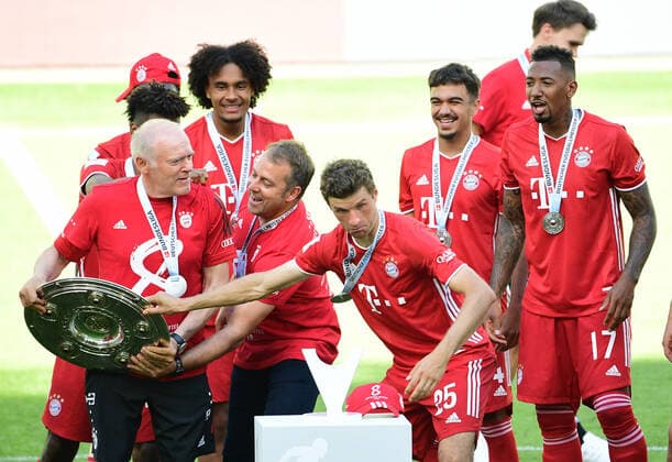 Fussball Deutscher Meister 2020, FC Bayern Muenchen v.l. Co-Trainer Hermann Gerland, Joshua Zirkzee, Trainer Hans-Dieter Hansi Flick mit Meisterschale, Thomas Mueller, Oliver Batista Meier, Jerome Boateng Wolfsburg, 27.06.2020, Fussball Bundesliga, VfL Wolfsburg - FC Bayern Muenchen 0:4 Wolfsburg DFL REGULATIONS PROHIBIT ANY USE OF PHOTOGRAPHS AS IMAGE SEQUENCES AND OR QUASI VIDEO
