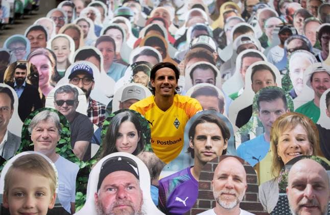 Bilder des Jahres 2020, Sport 06 Juni Sport Themen der Woche KW26 Sport Bilder des Tages Borussia Moenchengladbach - Hertha BSC Berlin, 27.06.2020 Torwart Yann Sommer (Bor. Moenchengladbach) strahlend nach dem Spiel inmitten der Pappmaschees der Gladbacher Fans in der Nordkurve. 27.06.2020, Fussball, 1. Bundesliga, Saison 2019 20, 34. Spieltag, Borussia Moenchengladbach - Hertha BSC Berlin, DFL REGULATIONS PROHIBIT ANY USE OF PHOTOGRAPHS AS IMAGE SEQUENCES AND OR QUASI VIDEO Foto: MORITZ MUELLER POOL Only for Editorial use Moenchengladbach NRW Deutschland *** Borussia Moenchengladbach Hertha BSC Berlin, 27 06 2020 Goalkeeper Yann Sommer Bor Moenchengladbach beaming after the game amidst the papier-mâché of Gladbach fans in the Nordkurve 27 06 2020, Football, 1 Bundesliga, Season 2019 20, 34 Matchday, Borussia Moenchengladbach Hertha BSC Berlin, Photo MORITZ MUELLER POOL Only for Editorial use Moenchengladbach NRW Germany Poolfoto Moritz Mueller ,EDITORIAL USE ONLY