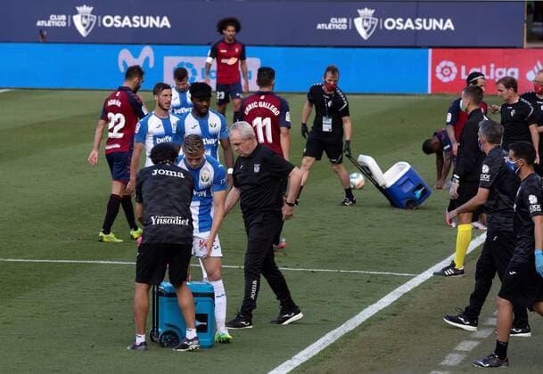 CD Leganes head coach Javier Aguirre (C) gives instructions to his players during the Spanish LaLiga soccer match between Osasuna and CD Leganes held at El Sadar Stadium, in Pamplona, northern Spain, 27 July 2020. Osasuna vs CD Leganes !ACHTUNG: NUR REDAKTIONELLE NUTZUNG!  Copyright: xVillarxLopezx GRAF8360 20200627-637288909329551091