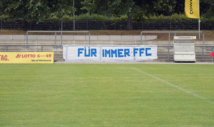 28.06.2020, xhbx, Fussball 1.Bundesliga Damen, 1.FFC Frankfurt - SC Freiburg emspor, v.l. 1.FFC Frankfurt Banner, Abschied, Plakat, Logo (DFL DFB REGULATIONS PROHIBIT ANY USE OF PHOTOGRAPHS as IMAGE SEQUENCES and or QUASI-VIDEO) Frankfurt am Main