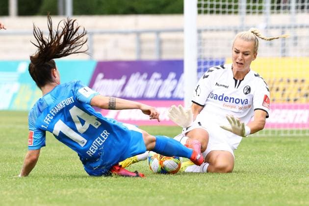 xjjx 27.06.2020 Fussball Frauen Flyeralarm 1.Bundesliga, 1.FFC Frankfurt - SC Freiburg v.l., GÃ raldine Reuteler (1.FFC Frankfurt), Torfrau Merle Frohms (SC Freiburg), Zweikampf, Action, Aktion, Battles for the Ball (DFL DFB REGULATIONS PROHIBIT ANY USE OF PHOTOGRAPHS as IMAGE SEQUENCES and or QUASI-VIDEO) Copyright: JoaquimxFerreira