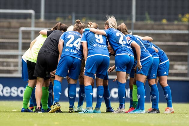 FLYERALARM Frauen Fussball Bundesliga; 1. FC Koeln - SC Sand; 28.06.2020 Der SC Sand schwoert sich auf das Spiel ein FLYERALARM Frauen Fussball Bundesliga, 1. FC Koeln - SC Sand, Koeln, Franz-Kremer-Stadion DFL REGULATIONS PROHIBIT ANY USE OF PHOTOGRAPHS AS IMAGE SEQUENCES AND OR QUASI-VIDEO. Copyright: xBEAUTIFULxSPORTS Wunderlx