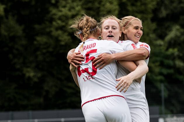 FLYERALARM Frauen Fussball Bundesliga; 1. FC Koeln - SC Sand; 28.06.2020 Amber Barrett ( 22, 1. FC Koeln) trifft zum 1:0 - Jubel beim 1. FC Koeln FLYERALARM Frauen Fussball Bundesliga, 1. FC Koeln - SC Sand, Koeln, Franz-Kremer-Stadion DFL REGULATIONS PROHIBIT ANY USE OF PHOTOGRAPHS AS IMAGE SEQUENCES AND OR QUASI-VIDEO. Copyright: xBEAUTIFULxSPORTS Wunderlx