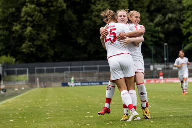 FLYERALARM Frauen Fussball Bundesliga; 1. FC Koeln - SC Sand; 28.06.2020 Amber Barrett ( 22, 1. FC Koeln) trifft zum 1:0 - Jubel beim 1. FC Koeln FLYERALARM Frauen Fussball Bundesliga, 1. FC Koeln - SC Sand, Koeln, Franz-Kremer-Stadion DFL REGULATIONS PROHIBIT ANY USE OF PHOTOGRAPHS AS IMAGE SEQUENCES AND OR QUASI-VIDEO. Copyright: xBEAUTIFULxSPORTS Wunderlx