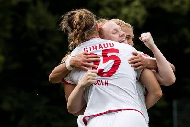 FLYERALARM Frauen Fussball Bundesliga; 1. FC Koeln - SC Sand; 28.06.2020 Amber Barrett ( 22, 1. FC Koeln) trifft zum 1:0 - Jubel beim 1. FC Koeln FLYERALARM Frauen Fussball Bundesliga, 1. FC Koeln - SC Sand, Koeln, Franz-Kremer-Stadion DFL REGULATIONS PROHIBIT ANY USE OF PHOTOGRAPHS AS IMAGE SEQUENCES AND OR QUASI-VIDEO. Copyright: xBEAUTIFULxSPORTS Wunderlx