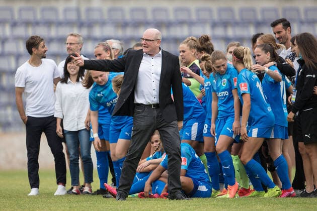 1. FFC Frankfurt - SC Freiburg, 1. F-FBL Manager Siegfried Dietrich (Frankfurt) dirigiert nach Spielende das Mannschaftsfoto. Frauenfussball-Bundesligaspiel zwischen dem 1. FFC Frankfurt und dem SC Freiburg am 28.06.2020 im Stadion am Brentanobad in Frankfurt am Main., Frankfurt am Main Hessen Deutschland Stadion am Brentanobad