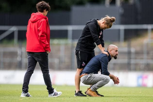FLYERALARM Frauen Fussball Bundesliga; 1. FC Koeln - SC Sand; 28.06.2020 Trotz Sieg gegen den SC Sand kann der Abstieg nicht verhindert werden - Trauer beim 1. FC Koeln: Sascha Glass (Trainer 1. FC Koeln) und Mirella Junker (Co-Trainerin 1. FC Koeln) FLYERALARM Frauen Fussball Bundesliga, 1. FC Koeln - SC Sand, Koeln, Franz-Kremer-Stadion DFL REGULATIONS PROHIBIT ANY USE OF PHOTOGRAPHS AS IMAGE SEQUENCES AND OR QUASI-VIDEO. Copyright: xBEAUTIFULxSPORTS Wunderlx