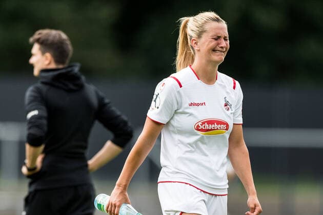 Bilder des Jahres 2020, Sport 06 Juni Sport Themen der Woche KW26 Sport Bilder des Tages FLYERALARM Frauen Fussball Bundesliga; 1. FC Koeln - SC Sand; 28.06.2020 Trotz Sieg gegen den SC Sand kann der Abstieg nicht verhindert werden - Trauer beim 1. FC Koeln: Rachel Rinast ( 31, 1. FC Koeln) FLYERALARM Frauen Fussball Bundesliga, 1. FC Koeln - SC Sand, Koeln, Franz-Kremer-Stadion DFL REGULATIONS PROHIBIT ANY USE OF PHOTOGRAPHS AS IMAGE SEQUENCES AND OR QUASI-VIDEO. *** FLYERALARM Women Soccer Bundesliga 1 FC Cologne SC Sand 28 06 2020 Despite the victory against SC Sand the relegation can not be prevented Grief at 1 FC Cologne Rachel Rinast 31, 1 FC Cologne FLYERALARM Women Soccer Bundesliga, 1 FC Cologne SC Sand, Cologne, Franz Kremer Stadion DFL REGULATIONS PROHIBIT ANY USE OF PHOTOGRAPHS AS IMAGE SEQUENCES AND OR QUASI VIDEO Copyright: xBEAUTIFULxSPORTS Wunderlx