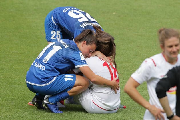 1.FC Köln vs. SC Sand Fussball 1. Bundesliga Frauen Johanna Tietge (1.FC Köln) wurde von Jasmin Sehan und M Brandenburg getröstet 28.06.2020