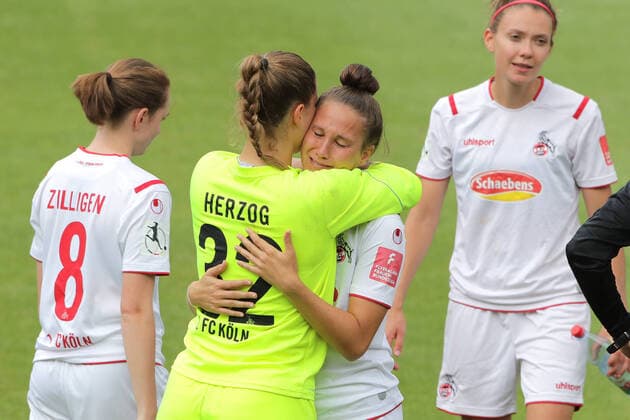 1.FC Köln vs. SC Sand Fussball 1. Bundesliga Frauen Elvira Herzog (1.FC Köln) tröstet Sabrina Horvat (1.FC Köln) 28.06.2020
