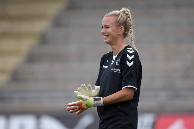 1. FFC Frankfurt - SC Freiburg, 1. F-FBL Bestens gelaunte Torhueterin Merle Frohms (SC Freiburg, 1). Frauenfussball-Bundesligaspiel zwischen dem 1. FFC Frankfurt und dem SC Freiburg am 28.06.2020 im Stadion am Brentanobad in Frankfurt am Main., Frankfurt am Main Hessen Deutschland Stadion am Brentanobad