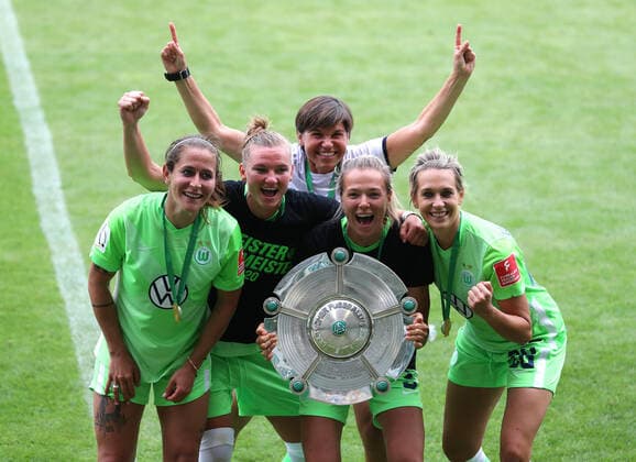 Bilder des Jahres 2020, Sport 06 Juni Sport Themen der Woche KW26 Sport Bilder des Tages Wolfsburg vs Leverkusen, BL Frauen Wolfsburg, Deutschland 28.06.2020, FUßBALL - VfL Wolfsburg vs Bayer Leverkusen, Flyeralarm Frauen Bundesliga, Saison 2019 20. VfL Wolfsburg Frauen ist Deutscher Meister 2020. Wolfsburg *** Wolfsburg vs Leverkusen, BL Women Wolfsburg, Germany 28 06 2020, FUSSBALL VfL Wolfsburg vs Bayer Leverkusen, Flyeralarm Women Bundesliga, Season 2019 20 VfL Wolfsburg Women is German Champion 2020 Wolfsburg