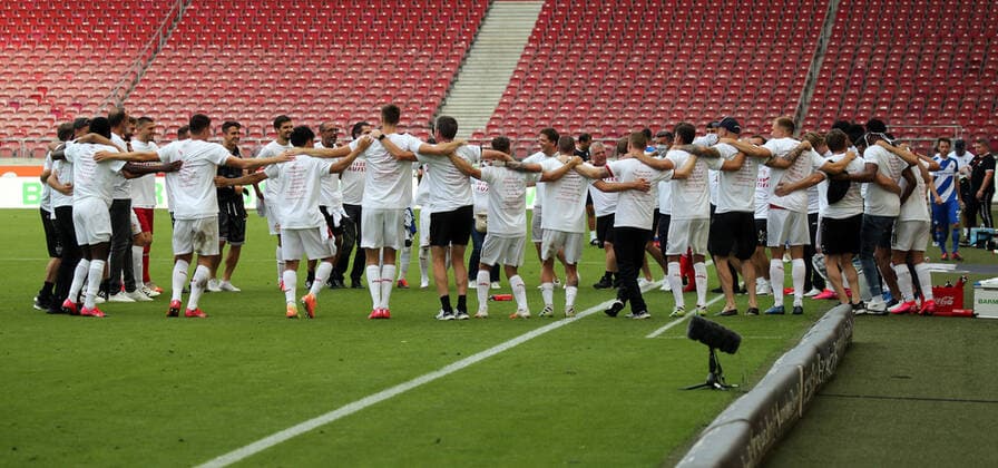 VfB Stuttgart - SV Darmstadt 98 VfB Stuttgart Spieler feiern den Aufstieg Deutschland, Stuttgart, 28.06.2020, Fussball, 2. Bundesliga, Saison 2019 2020, 34. Spieltag, VfB Stuttgart - SV Darmstadt DFL DFB REGULATIONS PROHIBIT ANY USE OF PHOTOGRAPHS AS IMAGE SEQUENCES AND OR QUASI-VIDEO Foto: Pressefoto Rudel Robin Rudel Pool Pressefoto Rudel; Stuttgart Baden-Württemberg Deutschland
