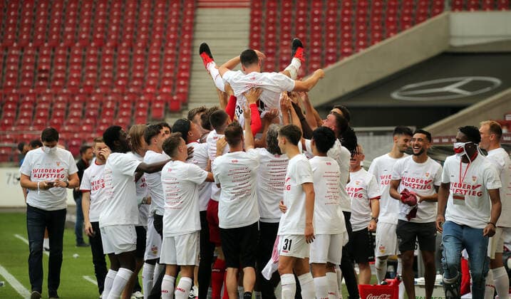 VfB Stuttgart - SV Darmstadt 98 VfB Stuttgart feiern den Abschied von Mario Gomez (VfB Stuttgart) Deutschland, Stuttgart, 28.06.2020, Fussball, 2. Bundesliga, Saison 2019 2020, 34. Spieltag, VfB Stuttgart - SV Darmstadt DFL DFB REGULATIONS PROHIBIT ANY USE OF PHOTOGRAPHS AS IMAGE SEQUENCES AND OR QUASI-VIDEO Foto: Pressefoto Rudel Robin Rudel Pool Pressefoto Rudel; Stuttgart Baden-Württemberg Deutschland