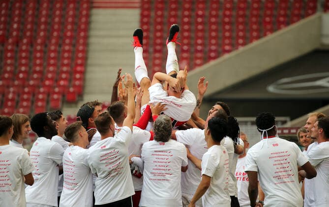 VfB Stuttgart - SV Darmstadt 98 VfB Stuttgart feiern den Abschied von Mario Gomez (VfB Stuttgart) Deutschland, Stuttgart, 28.06.2020, Fussball, 2. Bundesliga, Saison 2019 2020, 34. Spieltag, VfB Stuttgart - SV Darmstadt DFL DFB REGULATIONS PROHIBIT ANY USE OF PHOTOGRAPHS AS IMAGE SEQUENCES AND OR QUASI-VIDEO Foto: Pressefoto Rudel Robin Rudel Pool Pressefoto Rudel; Stuttgart Baden-Württemberg Deutschland