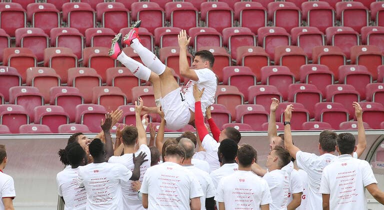 Fußball 2. Bundesliga VfB Stuttgart vs. SV Darmstadt 98 Stuttgart, 2. Bundesliga, VfB Stuttgart vs. SV Darmstadt 98, Mario Gomez ( VfB ) Pressefoto Baumann Alexander Keppler Pool Nur für journalistische Zwecke! Only for editorial use! Gemäß den Vorgaben der DFL Deutsche Fußball Liga ist es untersagt, in dem Stadion und oder vom Spiel angefertigte Fotoaufnahmen in Form von Sequenzbildern und oder videoähnlichen Fotostrecken zu verwerten bzw. verwerten zu lassen. ulations prohibit any use of photographs as image sequences and or quasi-video NATIONAL AND INTERNATIONAL NEWS AGENCIES OUT Stuttgart Baden-Württemberg Deutschland