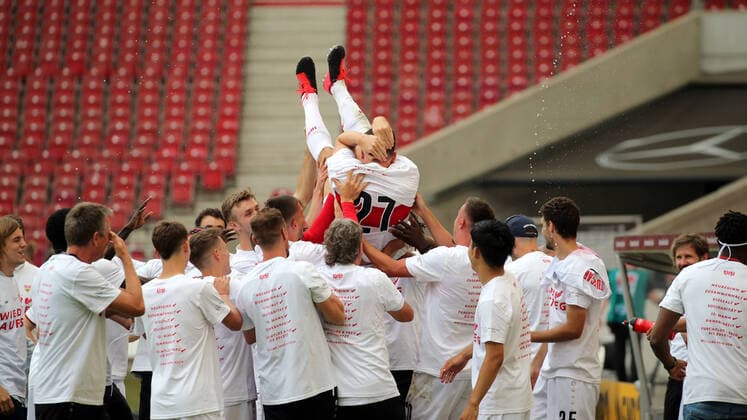 Bilder des Jahres 2020, Sport 06 Juni Sport Themen der Woche KW26 Sport Bilder des Tages VfB Stuttgart - SV Darmstadt 98 VfB Stuttgart feiern den Abschied von Mario Gomez (VfB Stuttgart) Deutschland, Stuttgart, 28.06.2020, Fussball, 2. Bundesliga, Saison 2019 2020, 34. Spieltag, VfB Stuttgart - SV Darmstadt DFL DFB REGULATIONS PROHIBIT ANY USE OF PHOTOGRAPHS AS IMAGE SEQUENCES AND OR QUASI-VIDEO Foto: Pressefoto Rudel Robin Rudel Pool Pressefoto Rudel; Stuttgart Baden-Württemberg Deutschland *** VfB Stuttgart SV Darmstadt 98 VfB Stuttgart celebrate the farewell of Mario Gomez VfB Stuttgart Germany, Stuttgart, 28 06 2020, football, 2 Bundesliga, season 2019 2020, 34 matchday, VfB Stuttgart SV Darmstadt DFL DFB REGULATIONS PROHIBIT ANY USE OF PHOTOGRAPHS AS IMAGE SEQUENCES AND OR QUASI VIDEO Photo Press Photo Rudel Robin Rudel Pool Press Photo Rudel Stuttgart Baden Württemberg Germany Poolfoto Pressefoto Rudel Robin Rudel Poo ,EDITORIAL USE ONLY