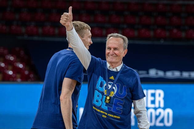 Basketball easyCredit BBL Final-Turnier Basketball München 28.06.2020 Saison 2019 2020 easyCredit BBL Final-Turnier 2020 Finale Spiel 2 Alba Berlin - MHP Riesen Ludwigsburg Alba Berlin Deutscher Meister 2020 Jubel Aito Garcia Reneses (Alba Berlin, Trainer) nur redaktionelle Verwendung - kommerzielle Verwendung Nutzung nur nach Absprache mit dem Fotografen München Deutschland