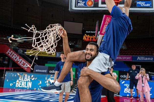 Basketball easyCredit BBL Final-Turnier Basketball München 28.06.2020 Saison 2019 2020 easyCredit BBL Final-Turnier 2020 Finale Spiel 2 Alba Berlin - MHP Riesen Ludwigsburg Alba Berlin Deutscher Meister 2020 Jubel Johannes Thiemann (Alba Berlin, No.32) nur redaktionelle Verwendung - kommerzielle Verwendung Nutzung nur nach Absprache mit dem Fotografen München Deutschland