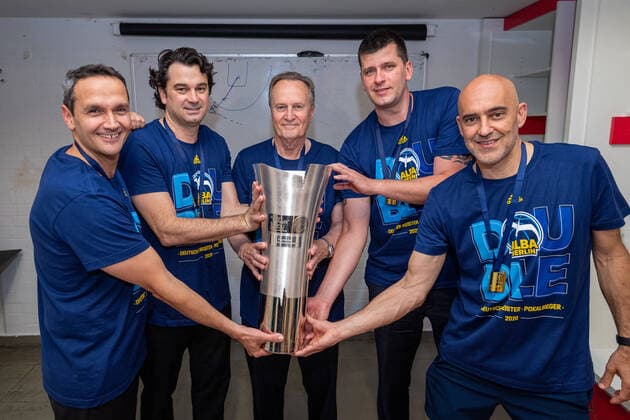 Basketball easyCredit BBL Final-Turnier Basketball München 28.06.2020 Saison 2019 2020 easyCredit BBL Final-Turnier 2020 Finale Spiel 2 Alba Berlin - MHP Riesen Ludwigsburg Alba Berlin Deutscher Meister 2020 Jubel Trainerstab Aito Garcia Reneses (Alba Berlin, Trainer) mi. Israel Gonzalez (Alba Berlin, Assistenztrainer) 2.v.li. Pepe Silva Moreno (Alba Berlin, Athletiktrainer) re. SEBASTIAN TRZCIONKA (Alba Berlin, Assistenztrainer) 2.v.re. Carlos Frade li. nur redaktionelle Verwendung - kommerzielle Verwendung Nutzung nur nach Absprache mit dem Fotografen München Deutschland