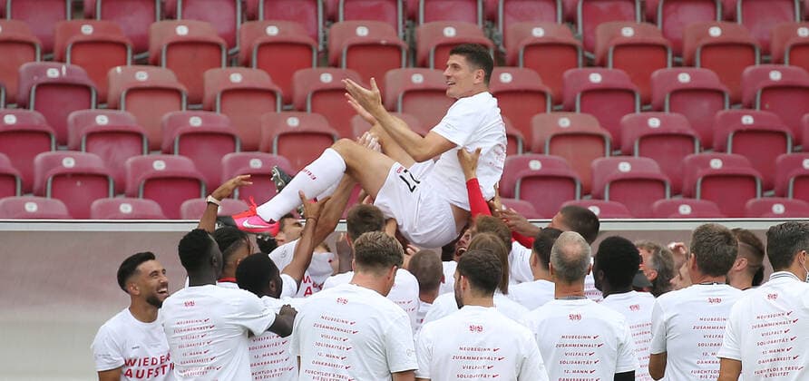 Fußball 2. Bundesliga VfB Stuttgart vs. SV Darmstadt 98 Stuttgart, 2. Bundesliga, VfB Stuttgart vs. SV Darmstadt 98, Mario Gomez ( VfB ) Pressefoto Baumann Alexander Keppler Pool Nur für journalistische Zwecke! Only for editorial use! Gemäß den Vorgaben der DFL Deutsche Fußball Liga ist es untersagt, in dem Stadion und oder vom Spiel angefertigte Fotoaufnahmen in Form von Sequenzbildern und oder videoähnlichen Fotostrecken zu verwerten bzw. verwerten zu lassen. ulations prohibit any use of photographs as image sequences and or quasi-video NATIONAL AND INTERNATIONAL NEWS AGENCIES OUT Stuttgart Baden-Württemberg Deutschland
