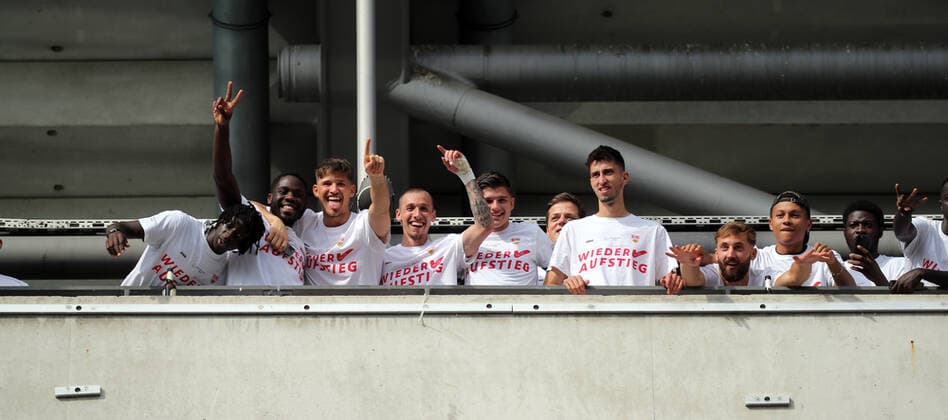 VfB Stuttgart - SV Darmstadt 98 VfB Stuttgart Spieler feiern den Aufstieg Deutschland, Stuttgart, 28.06.2020, Fussball, 2. Bundesliga, Saison 2019 2020, 34. Spieltag, VfB Stuttgart - SV Darmstadt DFL DFB REGULATIONS PROHIBIT ANY USE OF PHOTOGRAPHS AS IMAGE SEQUENCES AND OR QUASI-VIDEO Foto: Pressefoto Rudel Robin Rudel Pool Pressefoto Rudel; Stuttgart Baden-Württemberg Deutschland