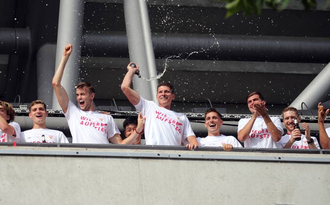 VfB Stuttgart - SV Darmstadt 98 Mario Gomez (VfB Stuttgart) Deutschland, Stuttgart, 28.06.2020, Fussball, 2. Bundesliga, Saison 2019 2020, 34. Spieltag, VfB Stuttgart - SV Darmstadt DFL DFB REGULATIONS PROHIBIT ANY USE OF PHOTOGRAPHS AS IMAGE SEQUENCES AND OR QUASI-VIDEO Foto: Pressefoto Rudel Robin Rudel Pool Pressefoto Rudel; Stuttgart Baden-Württemberg Deutschland