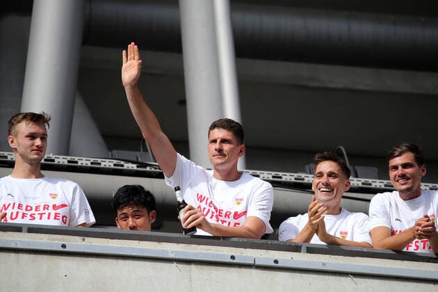 VfB Stuttgart - SV Darmstadt 98 Mario Gomez (VfB Stuttgart) Deutschland, Stuttgart, 28.06.2020, Fussball, 2. Bundesliga, Saison 2019 2020, 34. Spieltag, VfB Stuttgart - SV Darmstadt DFL DFB REGULATIONS PROHIBIT ANY USE OF PHOTOGRAPHS AS IMAGE SEQUENCES AND OR QUASI-VIDEO Foto: Pressefoto Rudel Robin Rudel Pool Pressefoto Rudel; Stuttgart Baden-Württemberg Deutschland