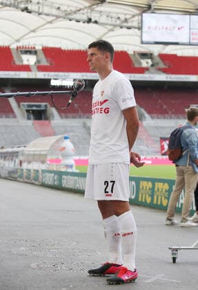 Fußball 2. Bundesliga VfB Stuttgart vs. SV Darmstadt 98 Stuttgart, 2. Bundesliga, VfB Stuttgart vs. SV Darmstadt 98, Mario Gomez ( VfB ) Pressefoto Baumann Alexander Keppler Pool Nur für journalistische Zwecke! Only for editorial use! Gemäß den Vorgaben der DFL Deutsche Fußball Liga ist es untersagt, in dem Stadion und oder vom Spiel angefertigte Fotoaufnahmen in Form von Sequenzbildern und oder videoähnlichen Fotostrecken zu verwerten bzw. verwerten zu lassen. ulations prohibit any use of photographs as image sequences and or quasi-video NATIONAL AND INTERNATIONAL NEWS AGENCIES OUT Stuttgart Baden-Württemberg Deutschland