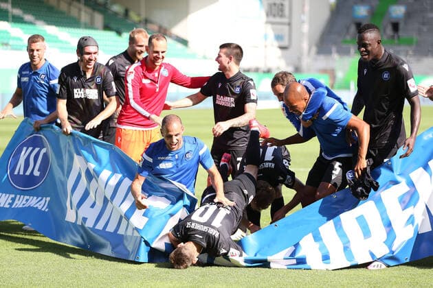 Bilder des Jahres 2020, Sport 06 Juni Sport Themen der Woche KW26 Sport Bilder des Tages Der KSC feiert den Klassenerhalt nach dem Rückrundenspiel der Saison 2019 2020 zwischen SpVgg Greuther Fürth und dem Karlsruher Sportclub (1:2) in Fürth; 28 06 2020 - *** The KSC celebrates the preservation of the class after the second round match of the 2019 2020 season between SpVgg Greuther Fürth and the Karlsruhe Sportclub 1 2 in Fürth 28 06 2020 