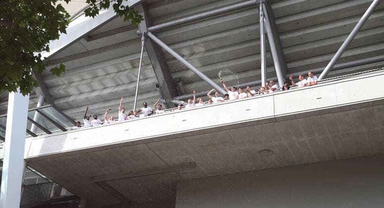 Fußball 2. Bundesliga VfB Stuttgart vs. SV Darmstadt 98 Stuttgart, 2. Bundesliga, VfB Stuttgart vs. SV Darmstadt 98, Mannschaft zeigt sich den Fans Pressefoto Baumann Alexander Keppler Pool Nur für journalistische Zwecke! Only for editorial use! Gemäß den Vorgaben der DFL Deutsche Fußball Liga ist es untersagt, in dem Stadion und oder vom Spiel angefertigte Fotoaufnahmen in Form von Sequenzbildern und oder videoähnlichen Fotostrecken zu verwerten bzw. verwerten zu lassen. ulations prohibit any use of photographs as image sequences and or quasi-video NATIONAL AND INTERNATIONAL NEWS AGENCIES OUT Stuttgart Baden-Württemberg Deutschland