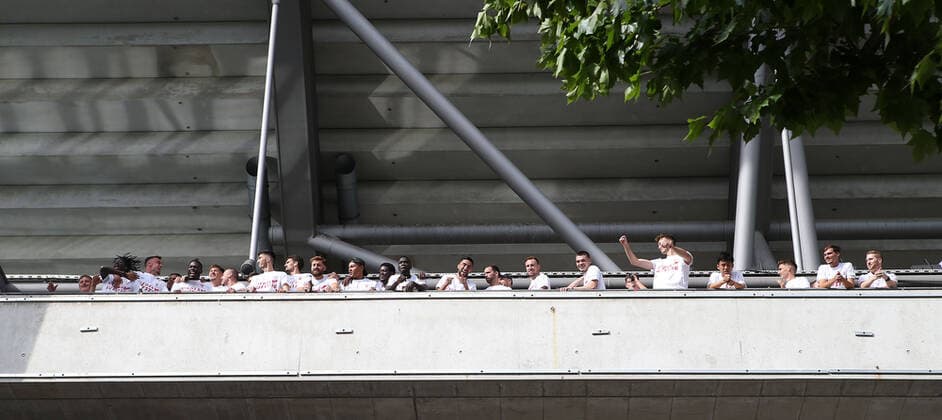 Fußball 2. Bundesliga VfB Stuttgart vs. SV Darmstadt 98 Stuttgart, 2. Bundesliga, VfB Stuttgart vs. SV Darmstadt 98, Mannschaft zeigt sich den Fans Pressefoto Baumann Alexander Keppler Pool Nur für journalistische Zwecke! Only for editorial use! Gemäß den Vorgaben der DFL Deutsche Fußball Liga ist es untersagt, in dem Stadion und oder vom Spiel angefertigte Fotoaufnahmen in Form von Sequenzbildern und oder videoähnlichen Fotostrecken zu verwerten bzw. verwerten zu lassen. ulations prohibit any use of photographs as image sequences and or quasi-video NATIONAL AND INTERNATIONAL NEWS AGENCIES OUT Stuttgart Baden-Württemberg Deutschland