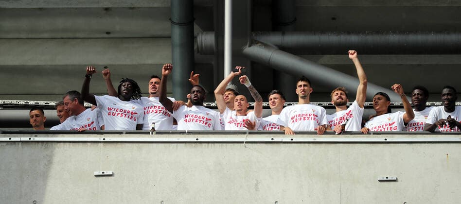 VfB Stuttgart - SV Darmstadt 98 VfB Stuttgart Spieler feiern den Aufstieg Deutschland, Stuttgart, 28.06.2020, Fussball, 2. Bundesliga, Saison 2019 2020, 34. Spieltag, VfB Stuttgart - SV Darmstadt DFL DFB REGULATIONS PROHIBIT ANY USE OF PHOTOGRAPHS AS IMAGE SEQUENCES AND OR QUASI-VIDEO Foto: Pressefoto Rudel Robin Rudel Pool Pressefoto Rudel; Stuttgart Baden-Württemberg Deutschland