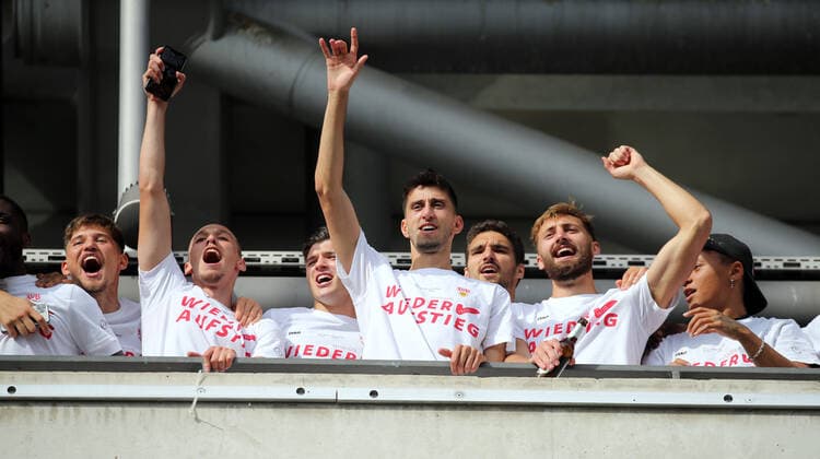 VfB Stuttgart - SV Darmstadt 98 v.l. Gregor Kobel, Darko Churlinov, Antonis Aidonis, Atakan Karazor, Marcin Kaminski, Nathaniel Phillips, Roberto Massimo Deutschland, Stuttgart, 28.06.2020, Fussball, 2. Bundesliga, Saison 2019 2020, 34. Spieltag, VfB Stuttgart - SV Darmstadt DFL DFB REGULATIONS PROHIBIT ANY USE OF PHOTOGRAPHS AS IMAGE SEQUENCES AND OR QUASI-VIDEO Foto: Pressefoto Rudel Robin Rudel Pool Pressefoto Rudel; Stuttgart Baden-Württemberg Deutschland
