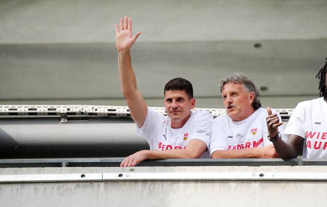 VfB Stuttgart - SV Darmstadt 98 v.l. Mario Gomez (VfB Stuttgart), Gerhard Wörn (Physiotherapeut VfB Stuttgart) Deutschland, Stuttgart, 28.06.2020, Fussball, 2. Bundesliga, Saison 2019 2020, 34. Spieltag, VfB Stuttgart - SV Darmstadt DFL DFB REGULATIONS PROHIBIT ANY USE OF PHOTOGRAPHS AS IMAGE SEQUENCES AND OR QUASI-VIDEO Foto: Pressefoto Rudel Robin Rudel Pool Pressefoto Rudel; Stuttgart Baden-Württemberg Deutschland