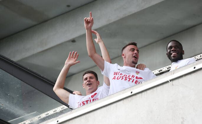 Fußball 2. Bundesliga VfB Stuttgart vs. SV Darmstadt 98 Stuttgart, 2. Bundesliga, VfB Stuttgart vs. SV Darmstadt 98, Mannschaft zeigt sich den Fans , von links: Mario Gomez Philipp Förster Pressefoto Baumann Alexander Keppler Pool Nur für journalistische Zwecke! Only for editorial use! Gemäß den Vorgaben der DFL Deutsche Fußball Liga ist es untersagt, in dem Stadion und oder vom Spiel angefertigte Fotoaufnahmen in Form von Sequenzbildern und oder videoähnlichen Fotostrecken zu verwerten bzw. verwerten zu lassen. ulations prohibit any use of photographs as image sequences and or quasi-video NATIONAL AND INTERNATIONAL NEWS AGENCIES OUT Stuttgart Baden-Württemberg Deutschland