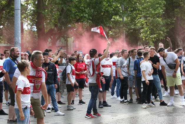 Fußball 2. Bundesliga VfB Stuttgart vs. SV Darmstadt 98 Stuttgart, 2. Bundesliga, VfB Stuttgart vs. SV Darmstadt 98, VfB Fans vor dem Stadion Pressefoto Baumann Alexander Keppler Pool Nur für journalistische Zwecke! Only for editorial use! Gemäß den Vorgaben der DFL Deutsche Fußball Liga ist es untersagt, in dem Stadion und oder vom Spiel angefertigte Fotoaufnahmen in Form von Sequenzbildern und oder videoähnlichen Fotostrecken zu verwerten bzw. verwerten zu lassen. ulations prohibit any use of photographs as image sequences and or quasi-video NATIONAL AND INTERNATIONAL NEWS AGENCIES OUT Stuttgart Baden-Württemberg Deutschland