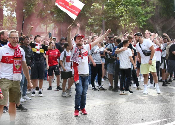 Fußball 2. Bundesliga VfB Stuttgart vs. SV Darmstadt 98 Stuttgart, 2. Bundesliga, VfB Stuttgart vs. SV Darmstadt 98, VfB Fans vor dem Stadion Pressefoto Baumann Alexander Keppler Pool Nur für journalistische Zwecke! Only for editorial use! Gemäß den Vorgaben der DFL Deutsche Fußball Liga ist es untersagt, in dem Stadion und oder vom Spiel angefertigte Fotoaufnahmen in Form von Sequenzbildern und oder videoähnlichen Fotostrecken zu verwerten bzw. verwerten zu lassen. ulations prohibit any use of photographs as image sequences and or quasi-video NATIONAL AND INTERNATIONAL NEWS AGENCIES OUT Stuttgart Baden-Württemberg Deutschland