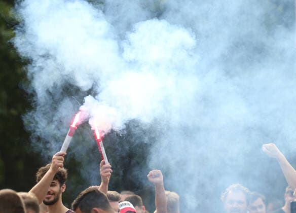Fußball 2. Bundesliga VfB Stuttgart vs. SV Darmstadt 98 Stuttgart, 2. Bundesliga, VfB Stuttgart vs. SV Darmstadt 98, VfB Fans vor dem Stadion Pressefoto Baumann Alexander Keppler Pool Nur für journalistische Zwecke! Only for editorial use! Gemäß den Vorgaben der DFL Deutsche Fußball Liga ist es untersagt, in dem Stadion und oder vom Spiel angefertigte Fotoaufnahmen in Form von Sequenzbildern und oder videoähnlichen Fotostrecken zu verwerten bzw. verwerten zu lassen. ulations prohibit any use of photographs as image sequences and or quasi-video NATIONAL AND INTERNATIONAL NEWS AGENCIES OUT Stuttgart Baden-Württemberg Deutschland