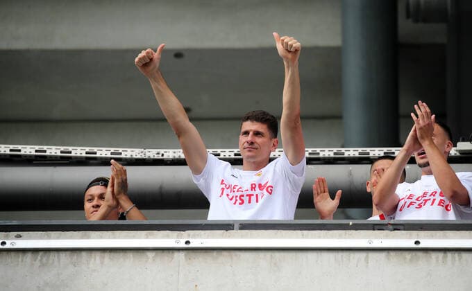 VfB Stuttgart - SV Darmstadt 98 Mario Gomez (VfB Stuttgart) Deutschland, Stuttgart, 28.06.2020, Fussball, 2. Bundesliga, Saison 2019 2020, 34. Spieltag, VfB Stuttgart - SV Darmstadt DFL DFB REGULATIONS PROHIBIT ANY USE OF PHOTOGRAPHS AS IMAGE SEQUENCES AND OR QUASI-VIDEO Foto: Pressefoto Rudel Robin Rudel Pool Pressefoto Rudel; Stuttgart Baden-Württemberg Deutschland