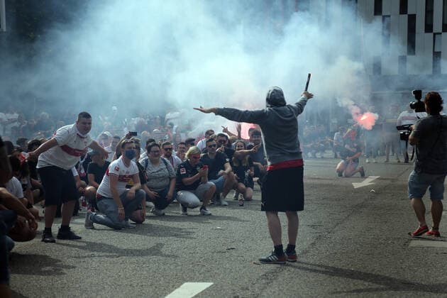 VfB Stuttgart - SV Darmstadt 98 Fans vor dem Stadion Deutschland, Stuttgart, 28.06.2020, Fussball, 2. Bundesliga, Saison 2019 2020, 34. Spieltag, VfB Stuttgart - SV Darmstadt DFL DFB REGULATIONS PROHIBIT ANY USE OF PHOTOGRAPHS AS IMAGE SEQUENCES AND OR QUASI-VIDEO Foto: Pressefoto Rudel Robin Rudel Pool Pressefoto Rudel; Stuttgart Baden-Württemberg Deutschland