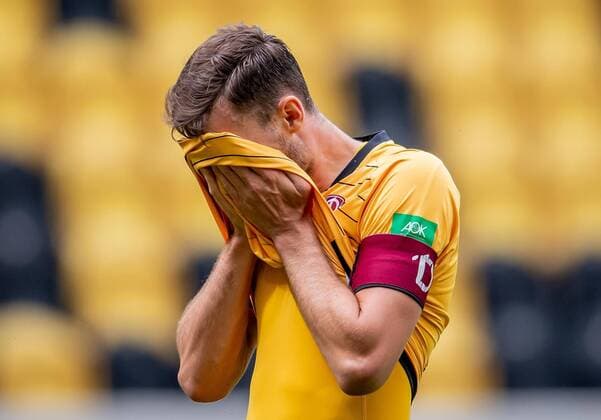 Bilder des Jahres 2020, Sport 06 Juni Sport Themen der Woche KW26 Sport Bilder des Tages 28. Juni 2020: Dresden, Fussball 2. Bundesliga, 34. Spieltag: SG Dynamo Dresden - VfL Osnabrueck: Dresdens Florian Ballas fassungslos. *** 28 June 2020 Dresden, Football 2 Bundesliga, 34 Matchday SG Dynamo Dresden VfL Osnabrueck Dresdens Florian Ballas stunned