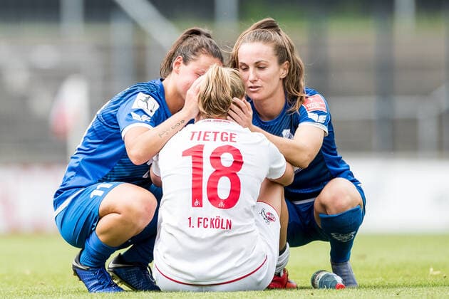 FLYERALARM Frauen Fussball Bundesliga; 1. FC Koeln - SC Sand; 28.06.2020 Trotz Sieg gegen den SC Sand kann der Abstieg nicht verhindert werden - Trauer beim 1. FC Koeln: Johanna Tietge ( 18, 1. FC Koeln) wird von Jasmin Sehan ( 11, SC Sand 1946) und Michaela Brandenburg ( 25, SC Sand 1946) getroestet FLYERALARM Frauen Fussball Bundesliga, 1. FC Koeln - SC Sand, Koeln, Franz-Kremer-Stadion DFL REGULATIONS PROHIBIT ANY USE OF PHOTOGRAPHS AS IMAGE SEQUENCES AND OR QUASI-VIDEO. Copyright: xBEAUTIFULxSPORTS Wunderlx