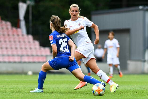 Michaela Brandenburg (Sand, 25), Rachel Rinast (Köln, 31), Zweikampf, Duell, duel, tackle, tackling, Dynamik, Action, Aktion, 28.06.2020, Köln (Deutschland), Fussball, Flyeralarm Frauen-Bundesliga, 1. FC Köln - SC Sand, DFB DFL REGULATIONS PROHIBIT ANY USE OF PHOTOGRAPHS AS IMAGE SEQUENCES AND OR QUASI-VIDEO.